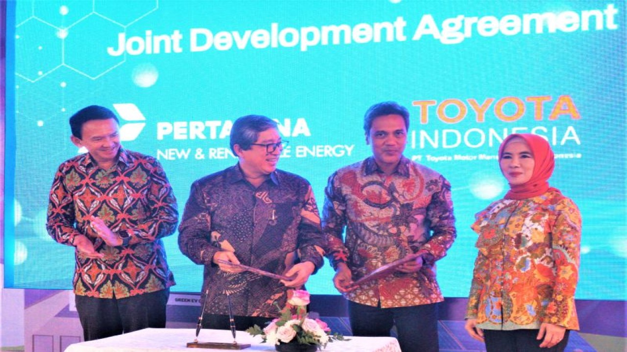 Kiri-kanan. Komisaris Utama Pertamina Basuki Tjahaja Purnama, Presiden Direktur TMMIN Nandi Julyanto, CEO Pertamina NRE Dannif Danusaputro, dan Direktur Utama Pertamina Nicke Widyawati usai joint development agreement tentang pengembangan ekosistem transportasi berbasis hidrogen di SPBU Daan Mogot, Jakarta Barat, Rabu (17/1/2024). ANTARA/HO-Pertamina