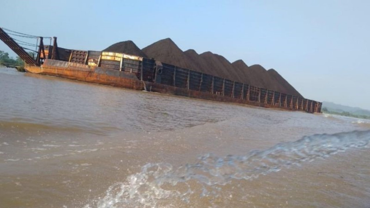 Batu bara di atas ponton lewat di Sungai Mahakam Samarinda. Batu bara merupakan salah satu andalan ekspor Kaltim (Antara/ M Ghofar)