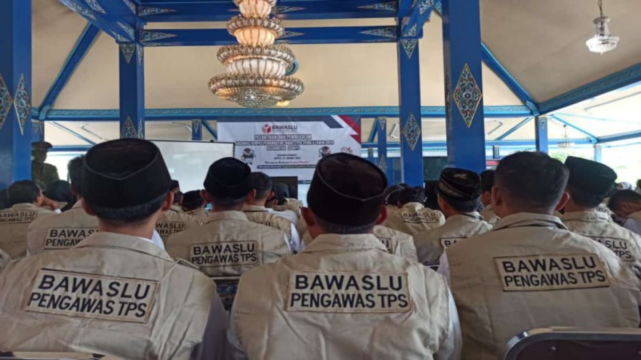 Pelantikan pengawas TPS Pemilu 2024 oleh jajaran Bawaslu Kabupaten Bantul, Daerah Istimewa Yogyakarta. Senin (22/1/2024) ANTARA/HO-Bawaslu Bantul.