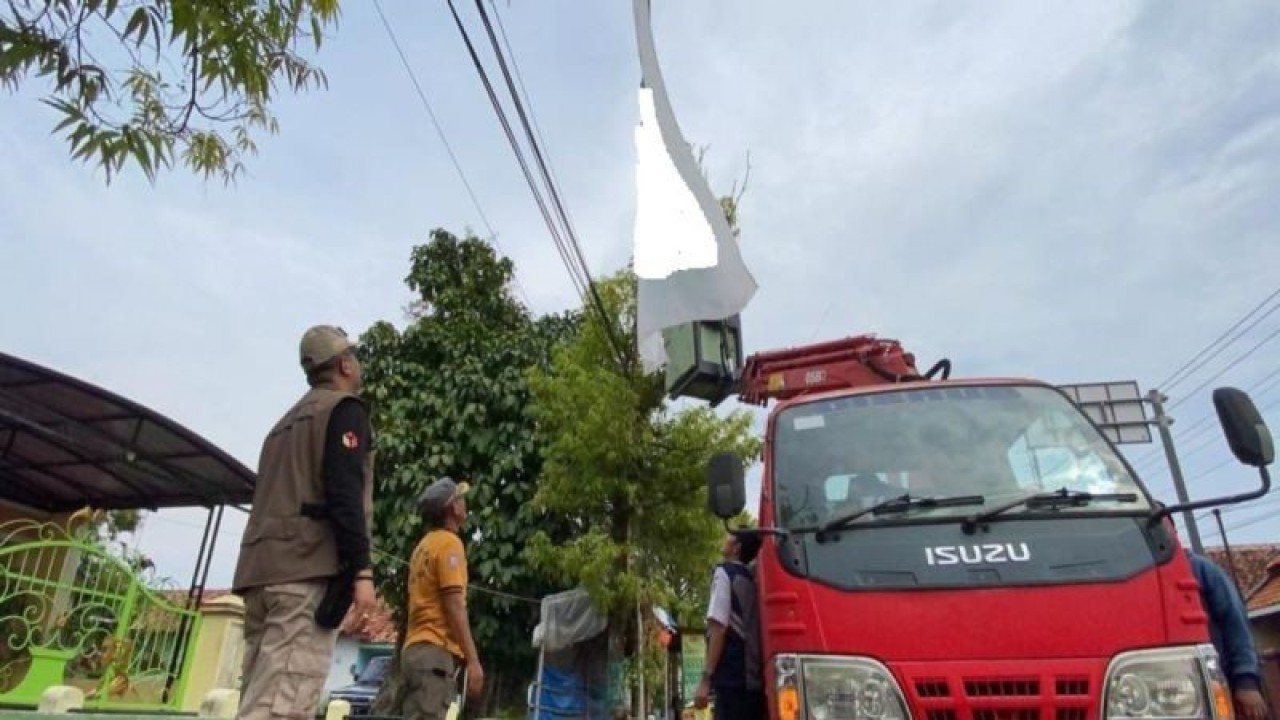 Badan Pengawas Pemilu Kabupaten Batang, Jawa Tengah, bersama petugas Satuan Polisi Pamong Praja melakukan penertiban alat peraga kampanye, di batang, Senin (15/1/2024). (ANTARA/Kutnadi)