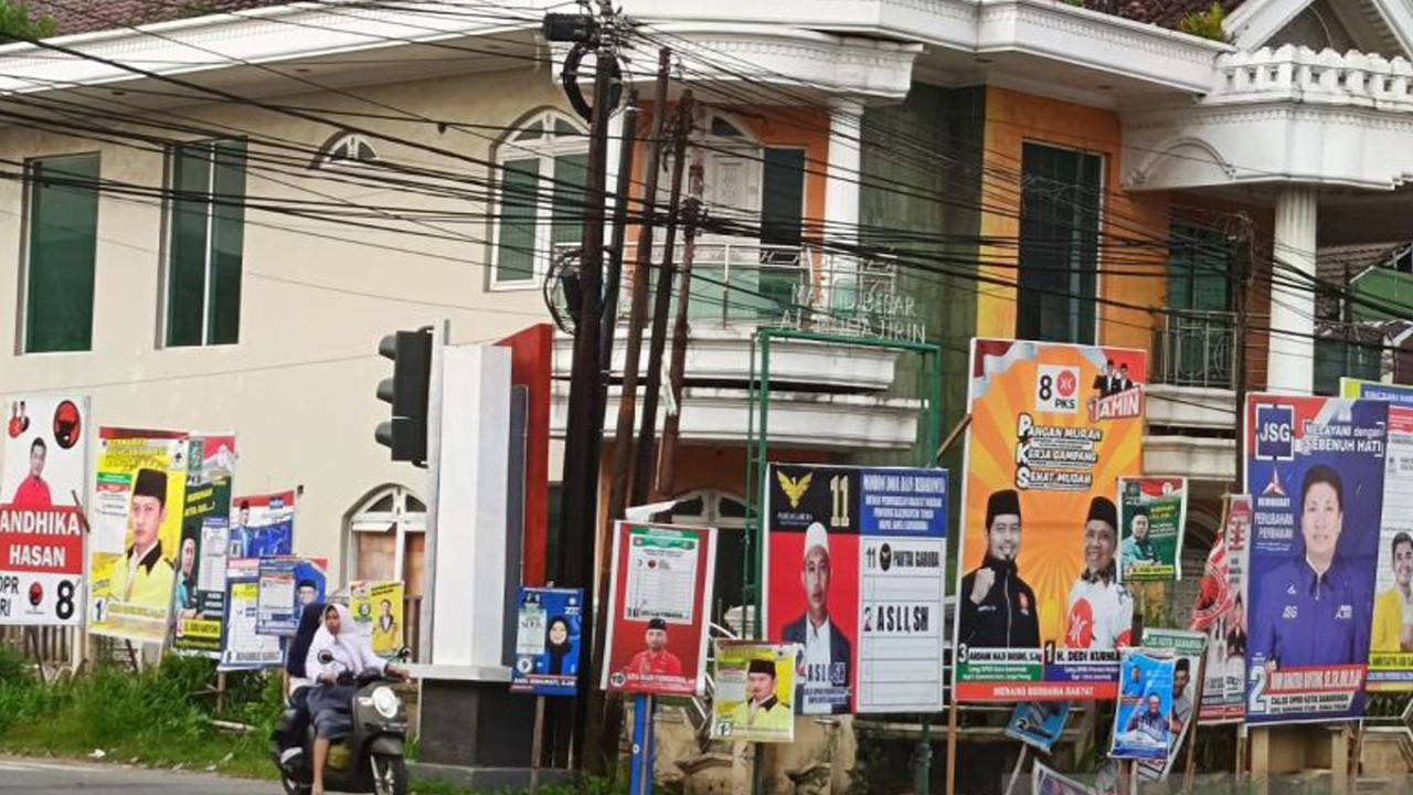 Alat peraga kampanye para caleg yang dipasang di persimpangan Jalan A. Yani, Samarinda, Kalimantan Timur. (ANTARA/Ahmad Rifandi)