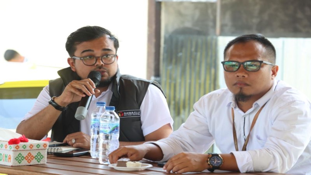 Koordinator Divisi Pencegahan, Partisipasi Masyarakat, dan Humas Bawaslu Kabupaten Mandailing Natal Bambang Saswanda Harapa (kiri). (ANTARA/HO Bawaslu)