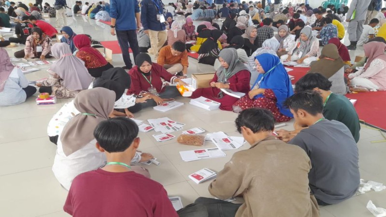 Proses penyortiran dan pelipatan surat suara Pemilu 2024 yang sedang berlangsung di Gedung Balerong Pusako Anak Nagari Pasaman Barat. (Antara/Altas Maulana).