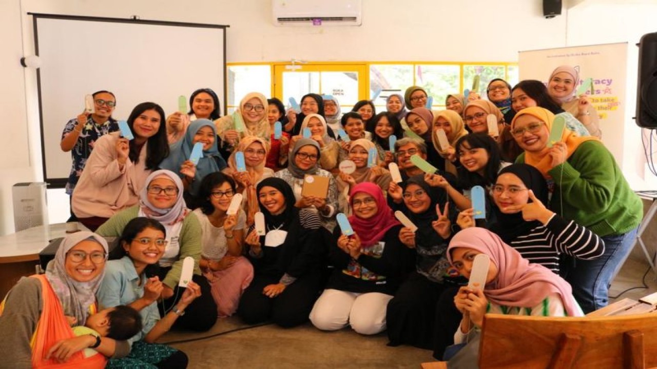 Perkumpulan Ibu Cerdas Berdaya atau yang lebih dikenal sebagai Buibu Baca Buku Book Club (BBB Book Club) dalam peluncuran program literasi iklim untuk ibu-ibu berdaya yang diselenggarakan di Jakarta. (ANTARA/HO-BBB Book Club)