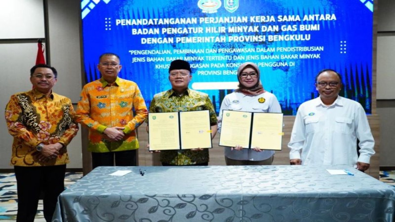 Penandatanganan perjanjian kerja sama pendistribusian BBM subsidi secara tepat volume dan tepat sasaran, yang dilakukan Kepala BPH Migas Erika Retnowati dan Gubernur Bengkulu Rohidin Mersyah, di Bandung, Jabar, Kamis (18/1/2024). ANTARA/HO-Humas BPH Migas