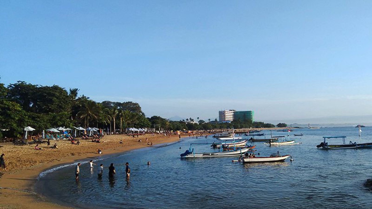 Ilustrasi: Sejumlah pengunjung menikmati suasana Pantai Sanur di Denpasar, Bali. ANTARA/Dewa Ketut Sudiarta Wiguna/am.
