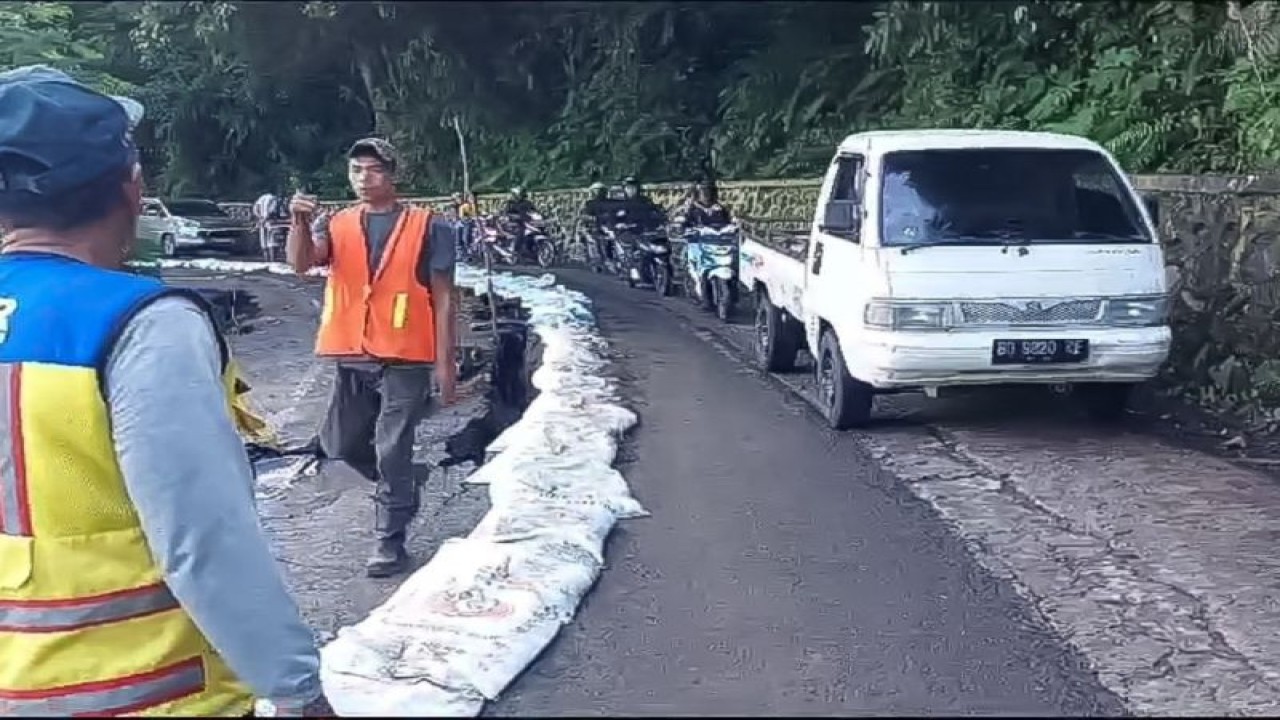 Jalan nasional penghubung Bengkulu dan Provinsi Sumatera Selatan (Sumsel) yang berada di Kawasan Liku Sembilan, Kecamatan Taba Penanjung, Kabupaten Bengkulu Tengah ambles pada Sabtu pagi, 13 Januari 2024. ANTARA/HO-Dokumen Pribadi