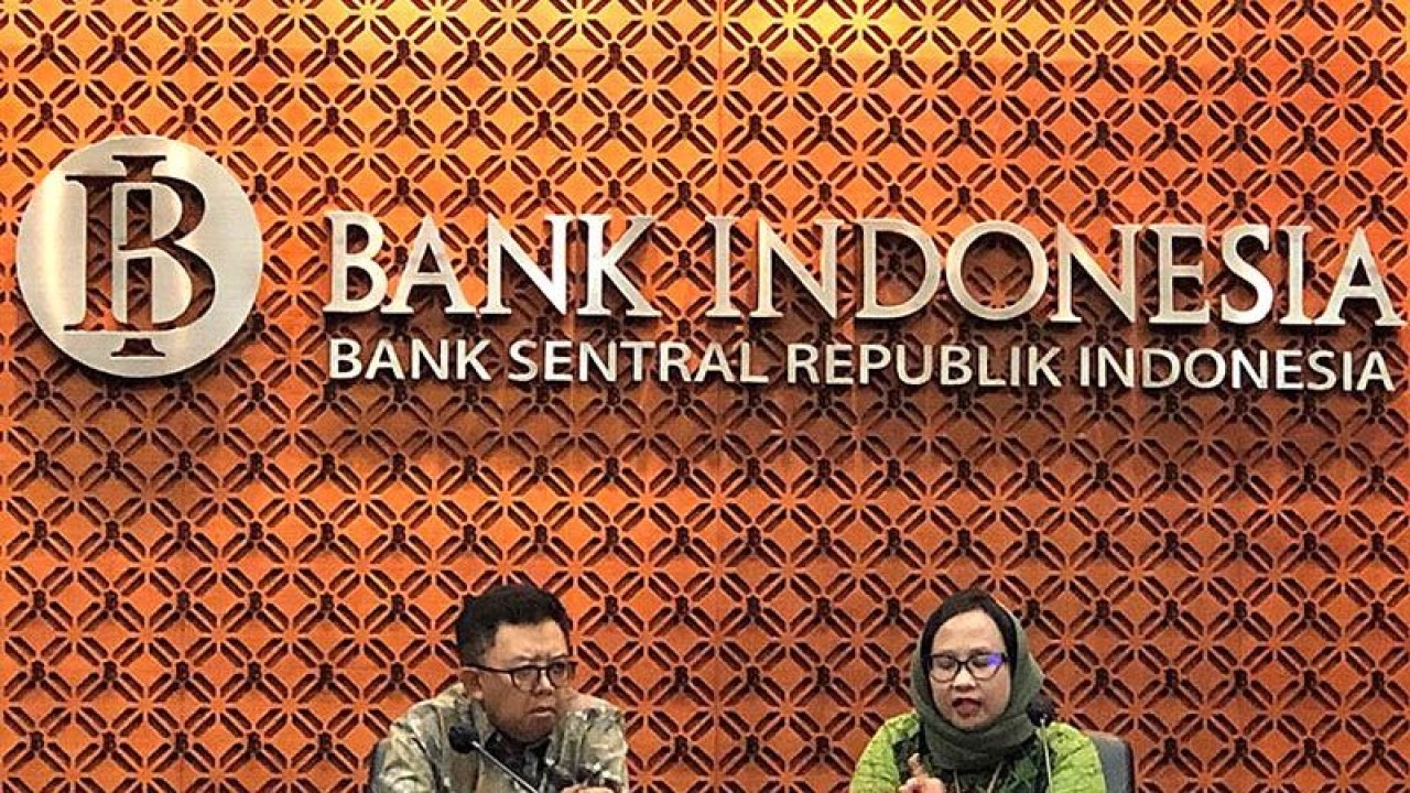 Direktur Eksekutif Departemen Komunikasi Bank Indonesia Erwin Haryono (kiri) dalam konferensi pers di Jakarta, Selasa (11/4/2023). (ANTARA/Sanya Dinda) (ANTARA/Sanya Dinda)