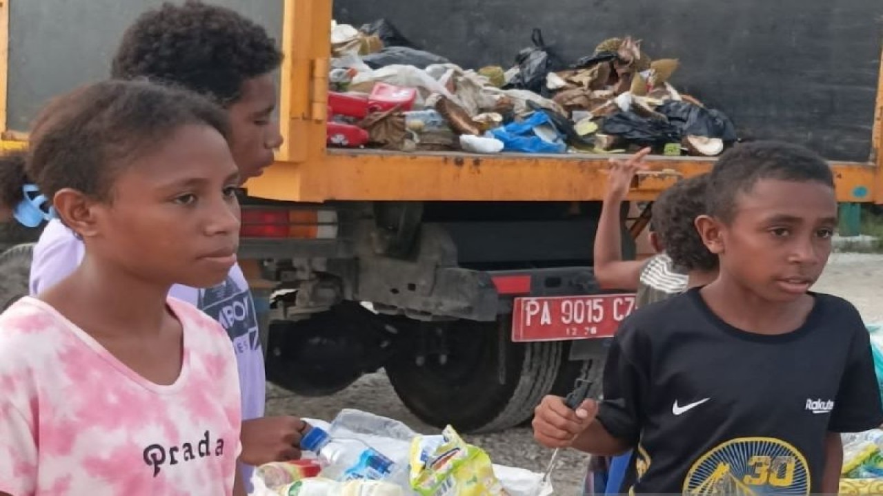 Anak-anak asli Papua di Kabupaten Biak Numfor peduli lingkungan dengan mengumpukan sampah plastik untuk dijual kepada bank sampah ANTARA/Muhsidin