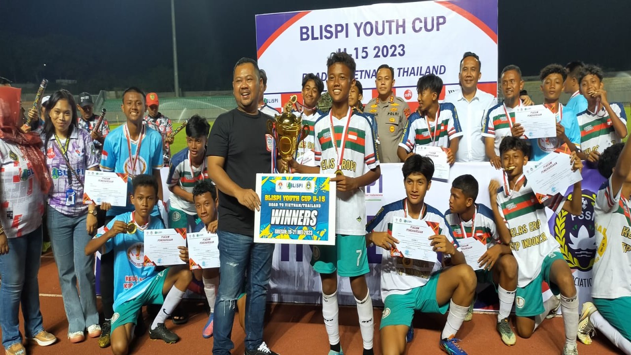 Tim Gen PD Demak juara BLiSPI Youth Cup U-15 Road to Vietnam/China 2023  berfoto bersama Ketua Blispi Pusat Subagja, Sekjen Yessi Yunita saat penyerahan piala dan hadiah oleh Bupati Gresik Fandi Akhmad Yani di Stadion Joko Samudro Gresik Jawa Timur