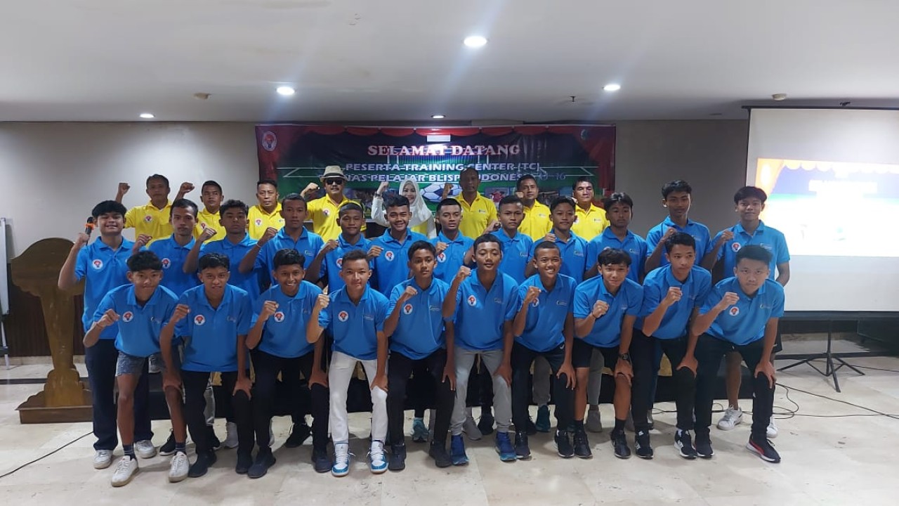Para pemain, manajer, pelatih dan ofisial Timnas Pelajar Blispi Indonesia U-16 berfoto bersama pada pembukaan Training Camp di di Hotel Sultan Raja Cirebon/ist