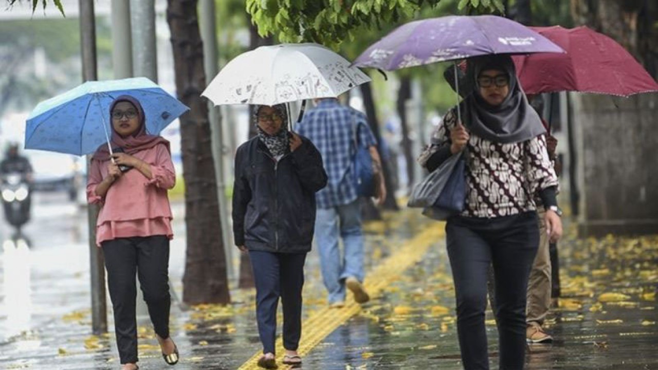 Ilustrasi - Warga menggunakan payung saat hujan di kawasan Semanggi Jakarta. ANTARA FOTO/Nova Wahyudi/aww/aa.