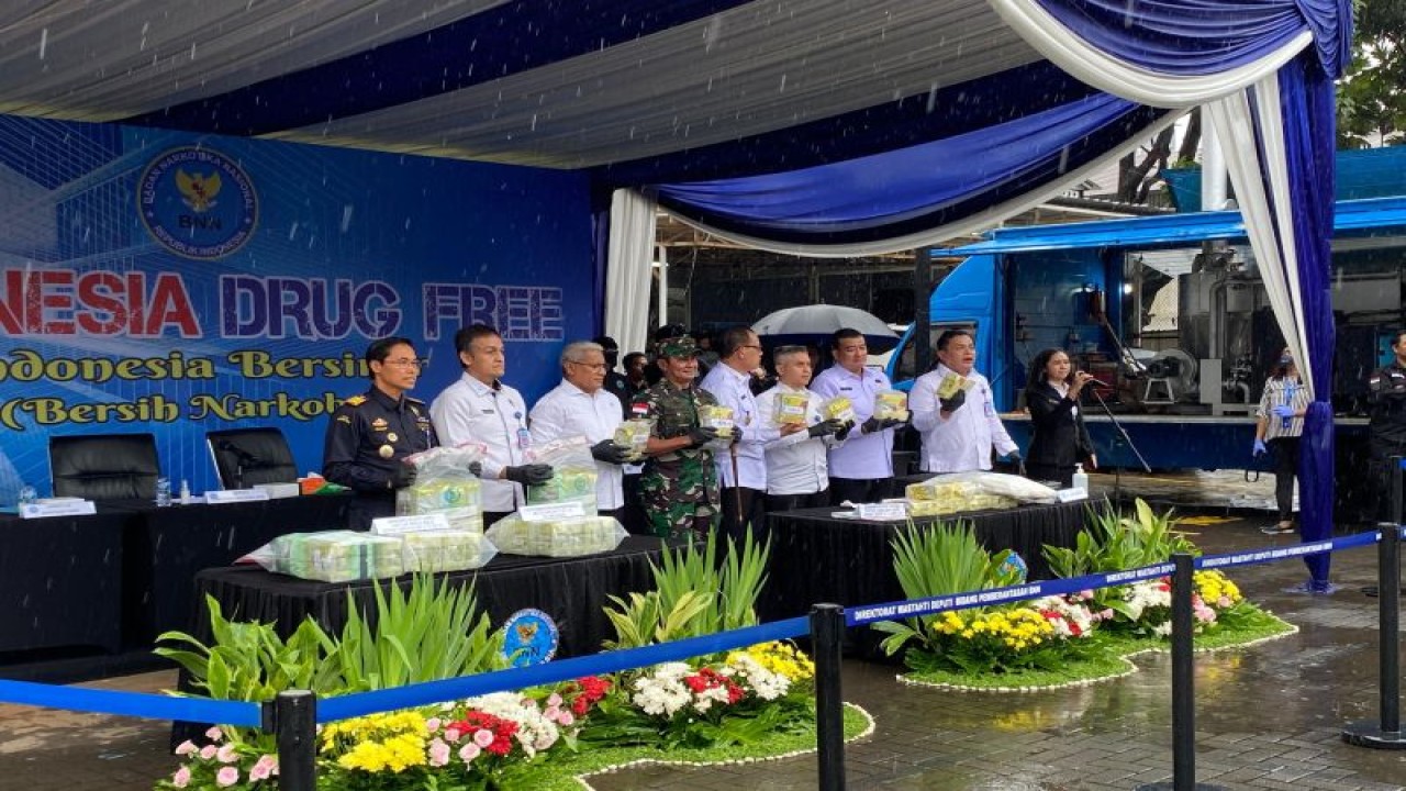 Konferensi pers ungkap kasus dan pemusnahan barang bukti narkotika jenis ganja dan sabu-sabu di Lapangan Parkir Gedung Badan Narkotika Nasional (BNN), Cawang, Jakarta, Jumat (19/1/2024). ANTARA/Fath Putra Mulya