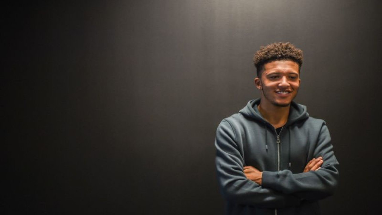 Pemain Borussia Dortmund asal Inggris Jadon Sancho berpose saat Media Day di klub Liga Jerman tersebut di Dortmund, 7 Februari 2019. (AFP/PATRIK STOLLARZ)