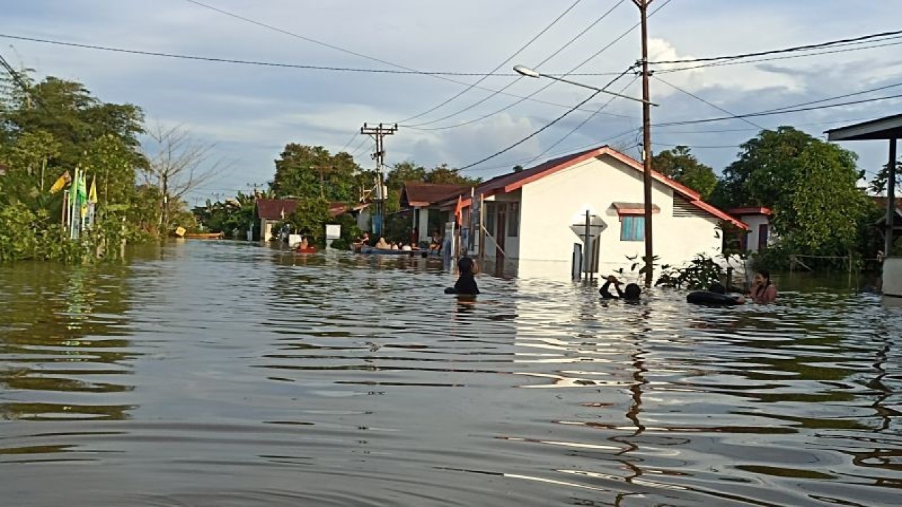 Kondisi banjir di Teluk Barak Kelurahan Kedamin Hilir, Kecamatan Putussibau Selatan yang juga merendam puluhan desa di wilayah Kabupaten Kapuas Hulu, Kalimantan Barat, Minggu (14/01/2024). ANTARA/Teofilusianto Timotius