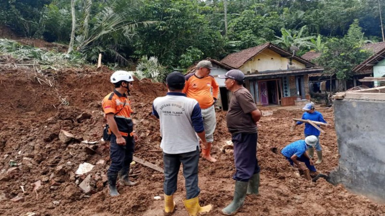 Petugas BPBD Kabupaten Banjarnegara melakukan penanganan terhadap bencana tanah longsor yang terjadi akibat cuaca ekstrem pada awal Januari 2024. ANTARA/HO-BPBD Banjarnegara