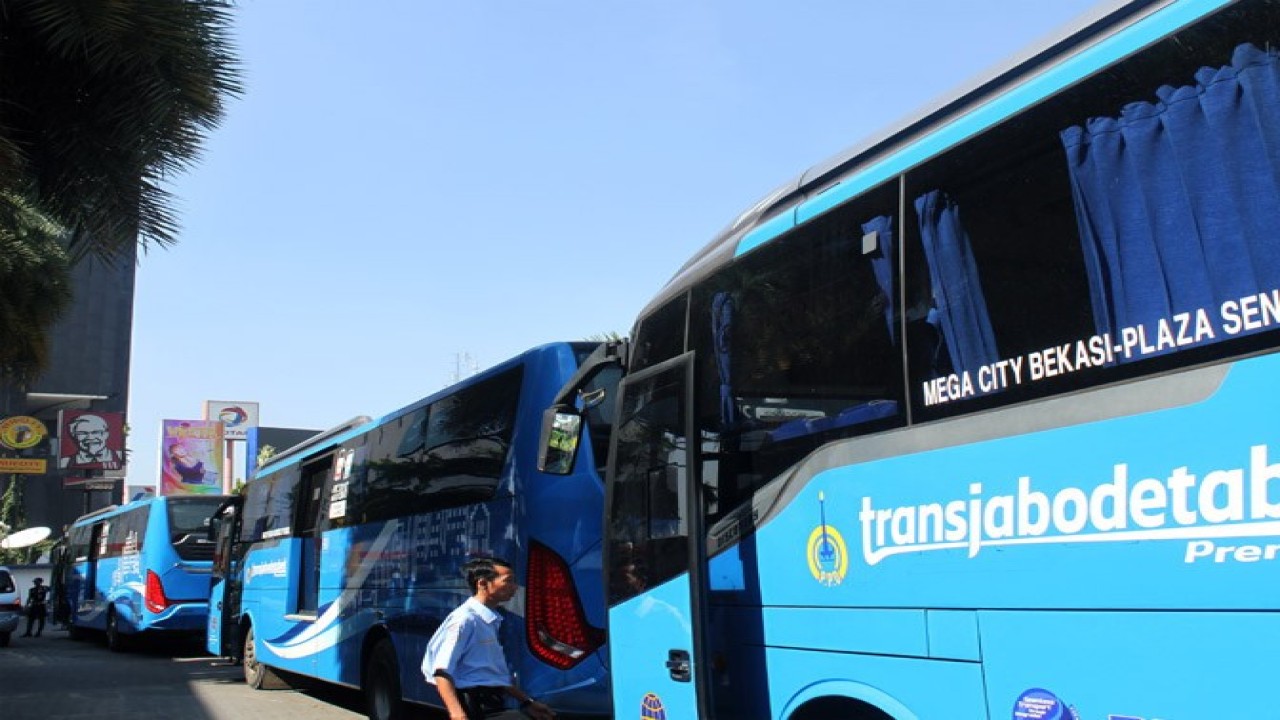 Sejumlah bus Transjabodetabek Premium menunggu penumpang saat pemberlakuan waktu sistem ganjil-genap Gardu Tol Bekasi Barat, di Bekasi, Jawa Barat, Kamis (15/3/2018). Transjakarta mengoperasikan sebanyak 20 armada Bus Transjabodetabek Premium dan Royaltrans dengan durasi keberangkatan tiap 10 menit guna membantu pengguna kendaraan pribadi saat pemberlakuan sistem ganjil-genap di pintu masuk Tol Bekasi Barat dan Tol Bekasi Timur arah Jakarta pada pukul 06.00 hingga 09.00 WIB. (ANTARA FOTO/Risky Andrianto)