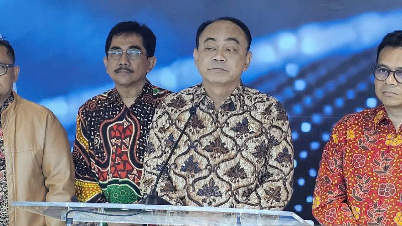 Menteri Komunikasi dan Informatika Budi Arie Setiadi di Kantor Kementerian Kominfo, Jakarta Pusat, Jumat (18/1/2024). (ANTARA/Livia Kristianti)