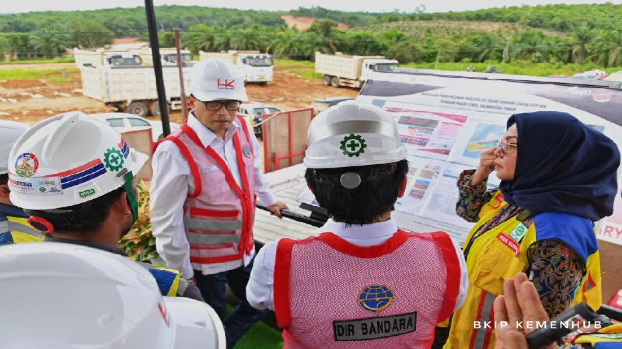 Menhub Budi Karya Sumadi (tengah) saat meninjau progres pembangunan Bandara IKN di Kabupaten Penajam Paser Utara, Kalimantan Timur, Rabu (24/1/2024). ANTARA/HO-BKIP Kemenhub