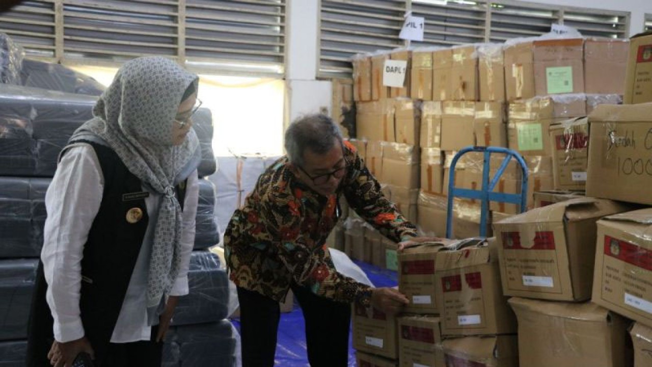 Ketua KPU Kulon Progo Budi Priyana menunjukkan logistik Pemilu 2024 kepada Penjabat Bupati Kulon Progo Ni Made Dwipanti Indrayanti pada Rabu (24/1). (ANTARA/Sutarmi)