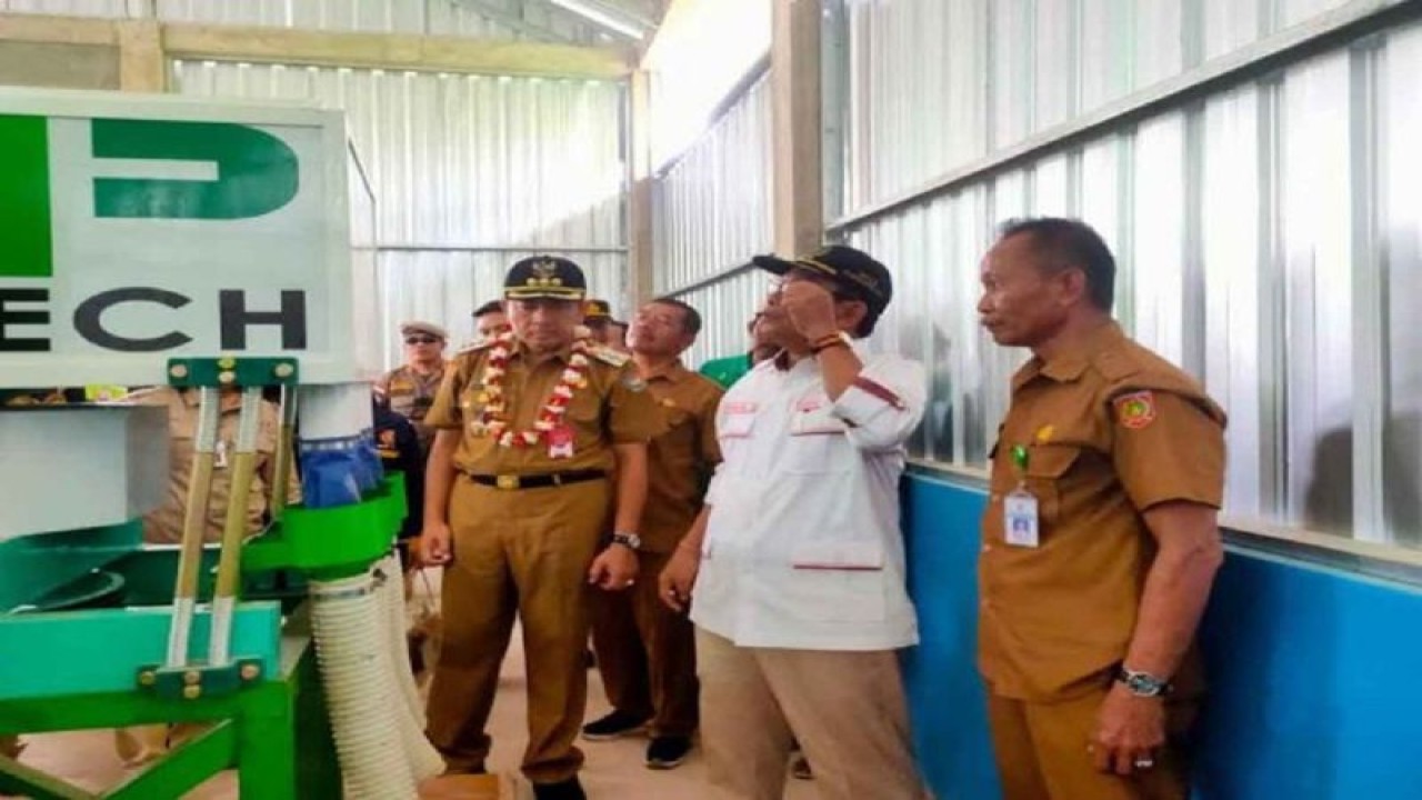 Pj Bupati Kobar Budi Santoso saat menghadiri peresmian Penggilingan Padi Mulia Jaya di Desa Palih Baru. (ANTARA/Dokumentasi Pemkab Kobar.)