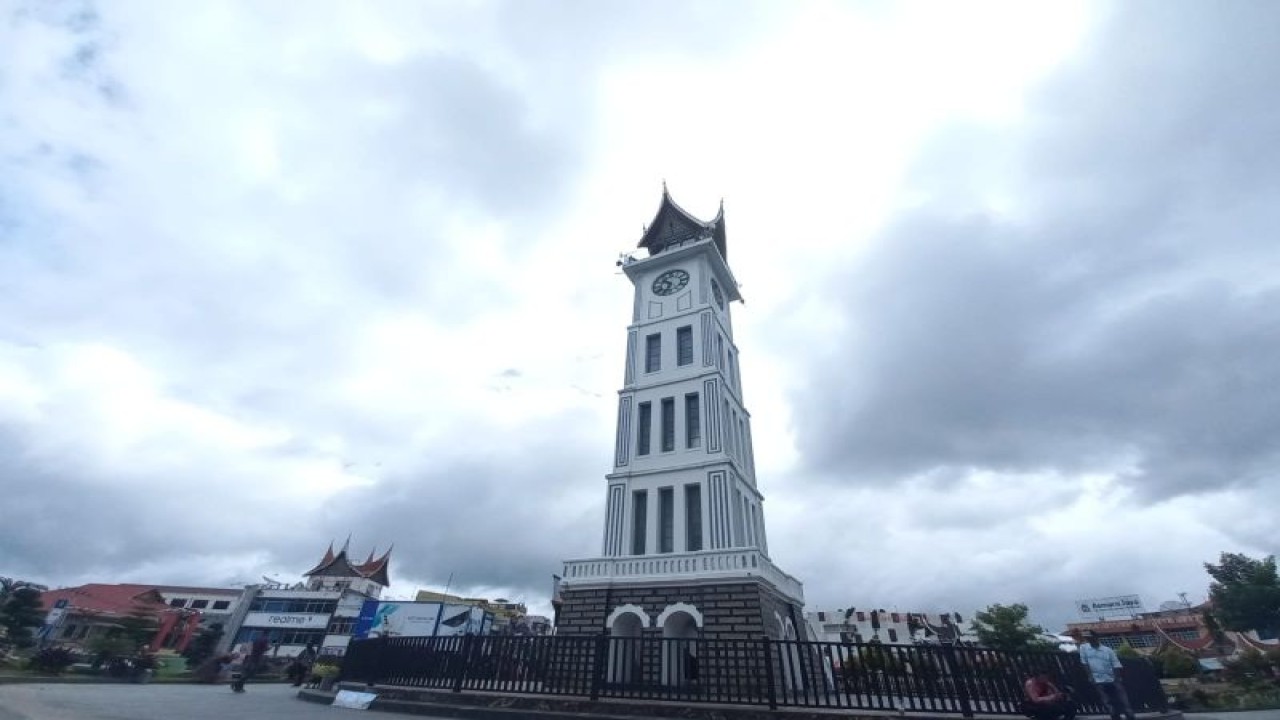 Jam Gadang Kota Bukittinggi, Sumatera Barat sebagai ikon kota itu. Pemerintah daerah setempat mencatat terjadinya pertumbuhan investasi dan penyerapan tenaga kerja selama 2023. (Antara/Altas Maulana).