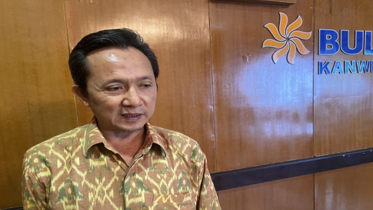 Kepala Bulog Bali Sony Supriadi saat diwawancara soal potensi kecurangan politik menggunakan beras bantuan pangan dan SPHP di Denpasar, Selasa (30/1/2024). ANTARA/Ni Putu Putri Muliantari