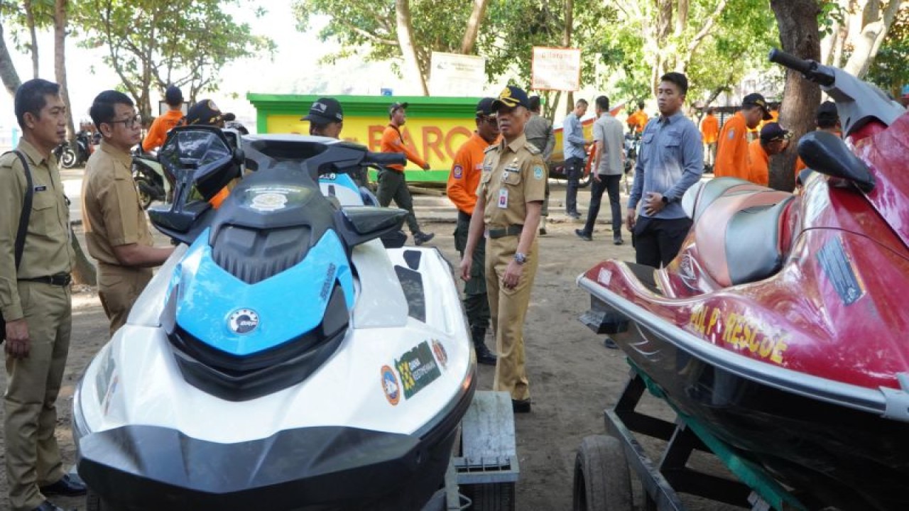 Bupati Gunungkidul Sunaryanta mengecek alat yang digunakan Satlinmas Rescue Istimewa dalam memberikan pelayanan kepada wisatawan. (ANTARA/HO-Humas Pemkab Gunungkidul)