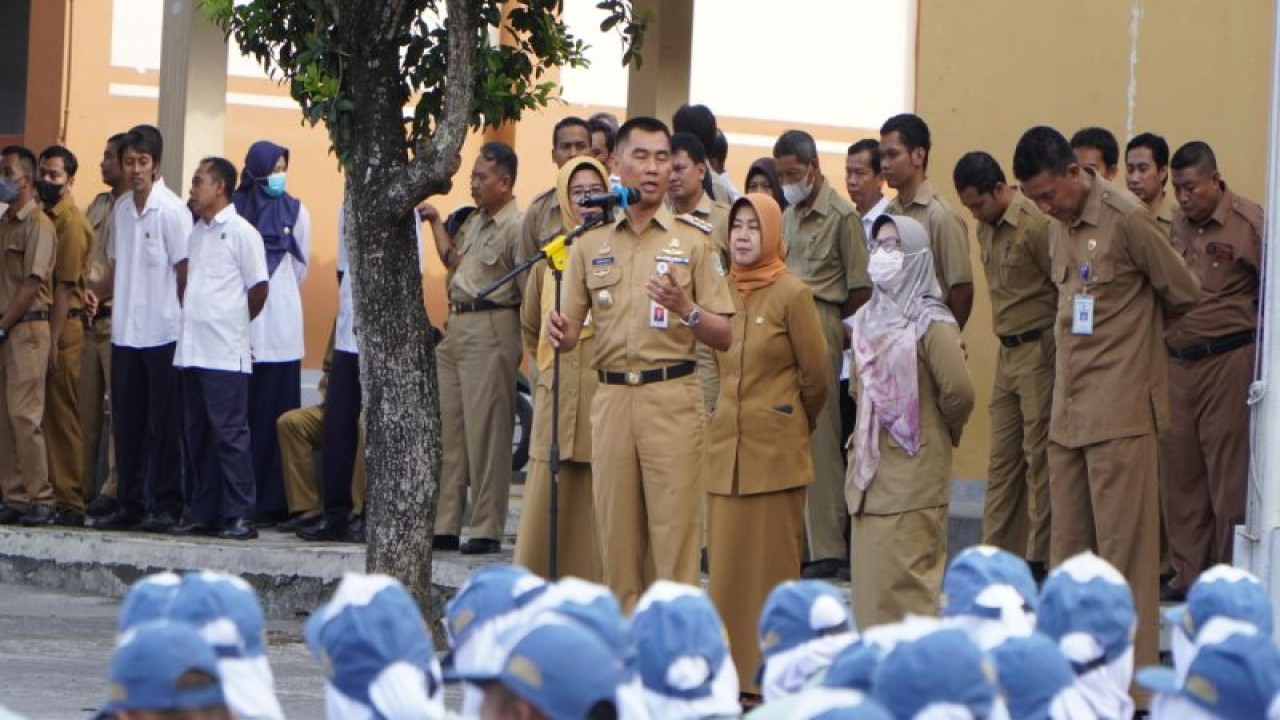 Bupati Gunungkidul Sunaryanta memberikan pembinaan kepada siswa SMK Negeri 2 Wonosari. (ANTARA/HO-Humas Pemkab Gunungkidul)