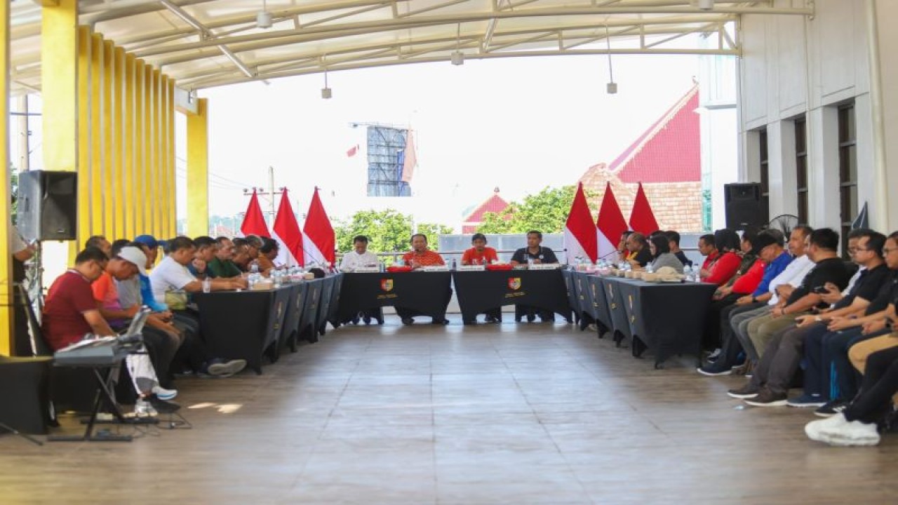 Bupati Jember Hendy Siswanto (tengah) memimpin program Si Rambo yang diikuti oleh forkopimda plus di Gedung Nusantara Jember, Rabu (10/1/2024). (ANTARA/HO-Diskominfo Jember)