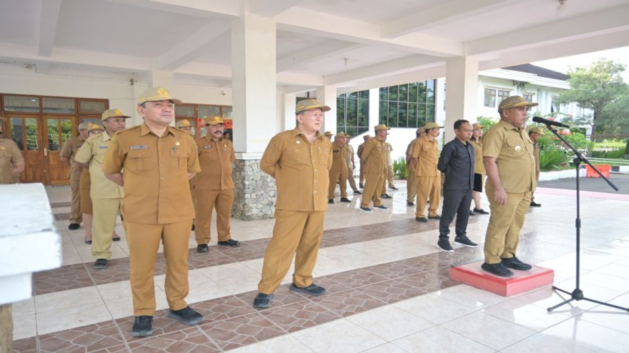 Bupati Manggarai Barat Edistasius Endi saat memberikan arahan dalam Apel Kekuatan di Labuan Bajo. (ANTARA/HO-Kominfo Manggarai Barat)