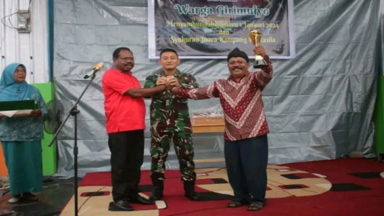 Bupati Nabire, Provinsi Papua Tengah Mesak Magai menyerahkan tropi bagi Pemerintah Kelurahan Girimulyo, Distrik Nabire sebagai juara satu Kampung Pancasila tingkat nasional. (HO-Humas Pemkab Nabire)