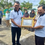 Bupati Natuna Wan Siswandi(Kiri) saat menerima penghargaan. (ANTARA/Muhamad Nurman)-1704282994