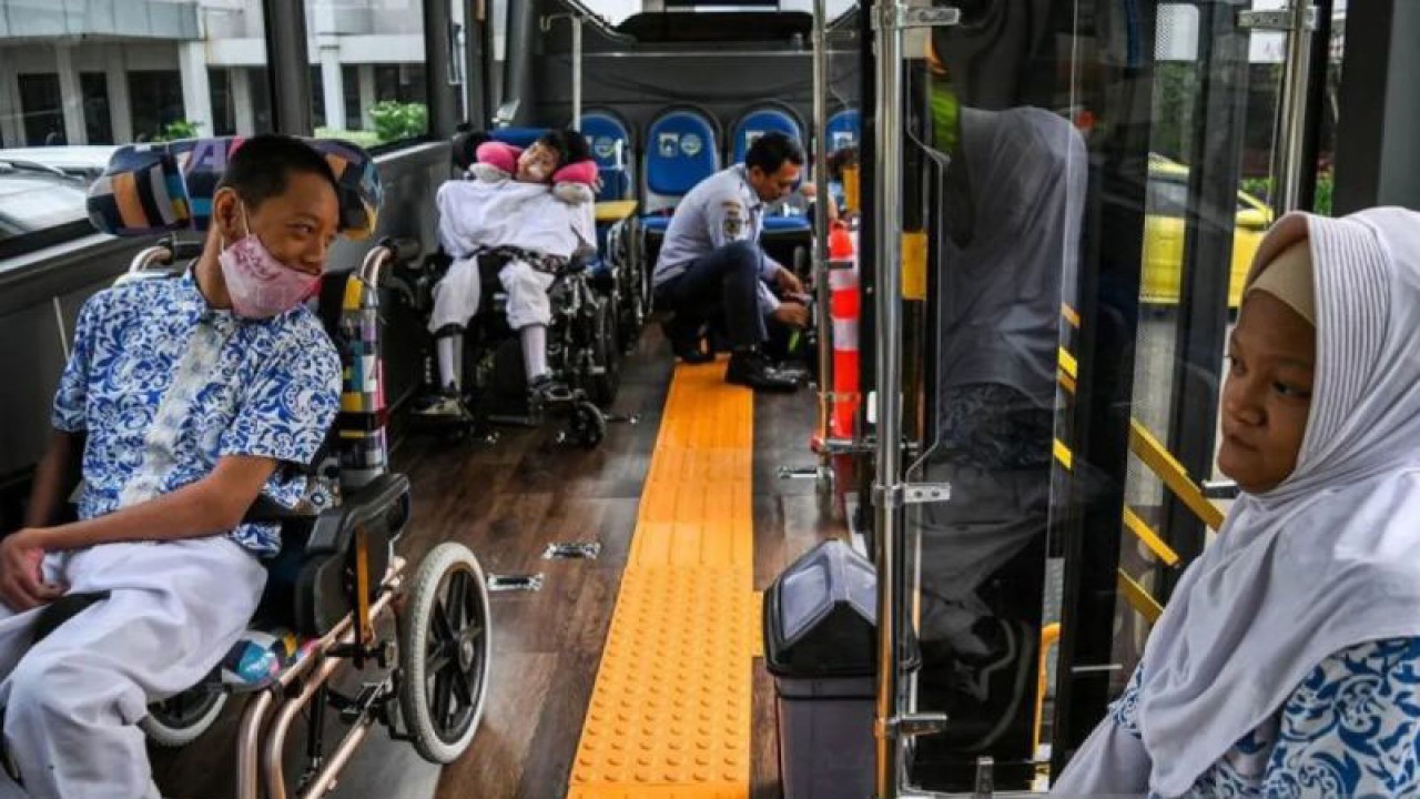 Sejumlah siswa penyandang disabilitas berada di dalam bus sekolah khusus disabilitas di Sekolah YPAC Jakarta, Kebayoran Baru, Jakarta, Kamis (18/1/2024). ANTARA FOTO/Sulthony Hasanuddin/Spt.