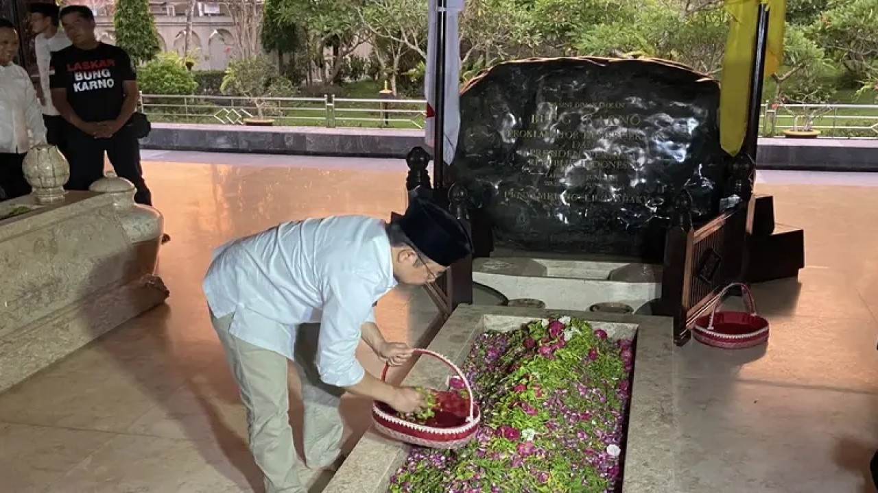 Cawapres Muhaimin Iskandar atau Cak Imin saat ziarah ke makam Bung Karno. (Liputan6)