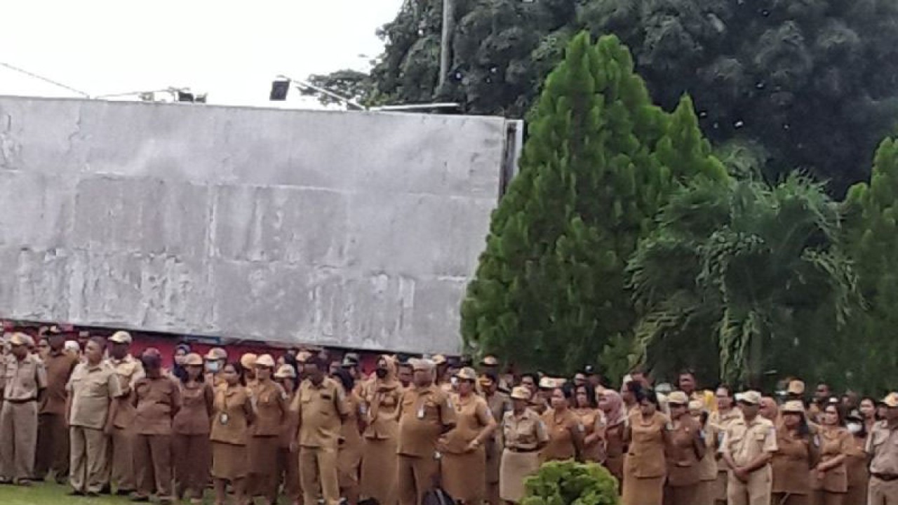 ASN Pemkab Biak Numfor, Papua mengikuti apel gabungan dan pengarahan awal tahun baru 2024, Senin (8/1/2024). ANTARA/Muhsidin