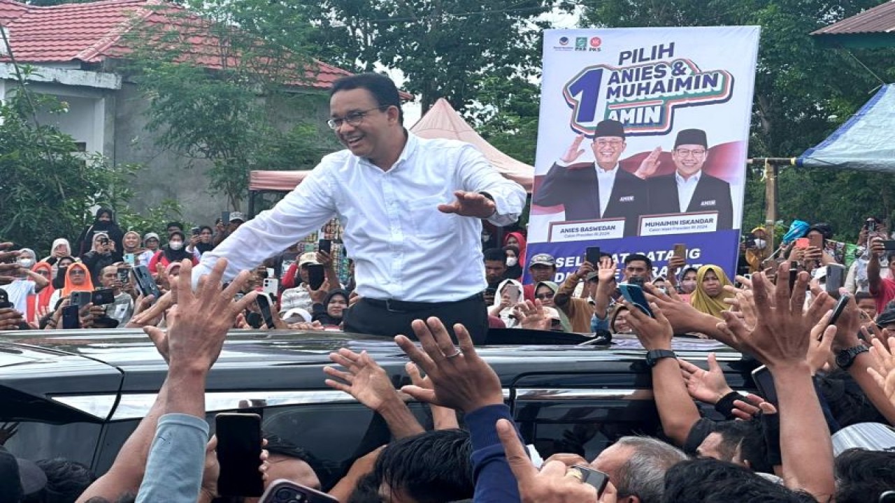 Calon Presiden nomor urut 1 Anies Rasyid Baswedan (tengah) disambut pendukungnya saat tiba di lokasi kampanye, Lapangan Bola, Kecamatan Cina, Kabupaten Bone, Sulawesi selatan, Rabu (17/1/2023). ANTARA/HO-Dokumentasi Agung warga Bone.