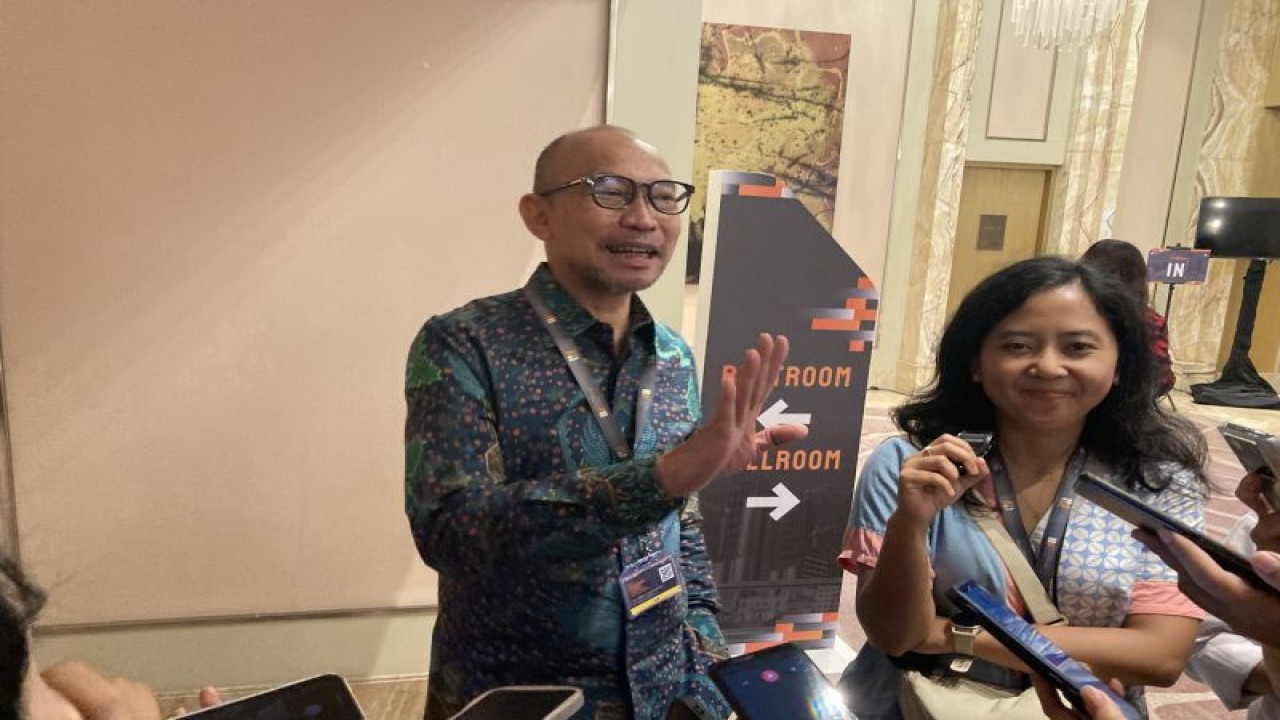 Ekonom senior Chatib Basri saat ditemui pada kegiatan IIF’s Anniversary Dialogue bertema “The Dynamics of Sustainable Infrastructure Financing and Its Roles in Achieving Food Security” di Jakarta, Senin (29/1/2024). ANTARA/Imamatul Silfia.