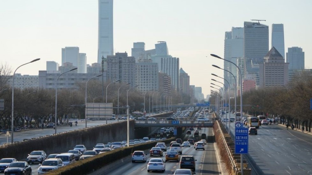 Kendaraan melaju di Jalan Lingkar Ketiga Timur pada pagi hari di Distrik Chaoyang Beijing, ibu kota China, 3 Januari 2023. (Ju Huanzong/Xinhua)