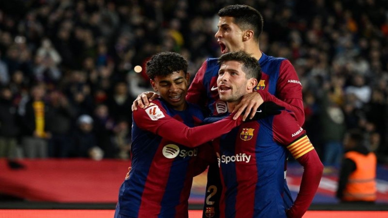 Foto arsip - Pemain tengah Barcelona Sergi Roberto berselebrasi bersama rekan-rekannya dalam pertandingan di Estadi Olimpic Lluis Companys Barcelona 20 Desember 2023. (ANTARA/AFP/JOSEP LAGO)