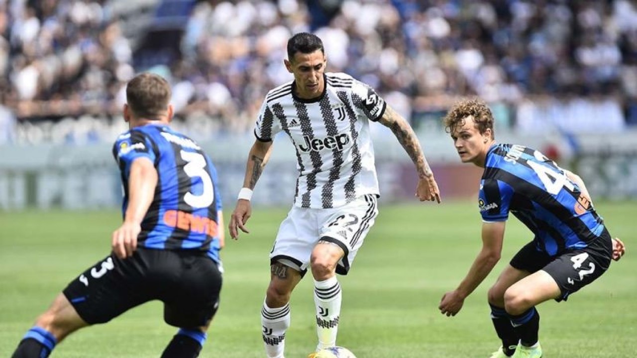 Arsip - Pemain Juventus Angel Di Maria (tengah) berebut bola dengan pemain Atalanta Giorgio Scalvini dan Joakim Maehle dalam pertandingan sepak bola Liga Italia di  Stadio Atleti Azzurri, Bergamo, Italia, Minggu (7/5/2023). Juventus berhasil mengalahkan tuan rumah Atalanta dengan skor 2-0. ANTARA FOTO/Reuters/Massimo Pinca​​​​​​​/nym.