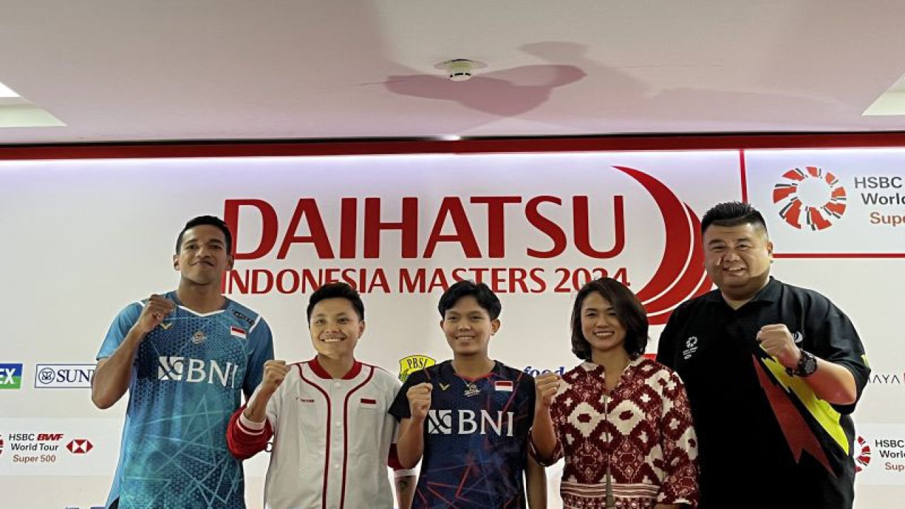 Para pengisi acara konferensi pers jelang Daihatsu Indonesia Masters 2024 yang digelar di Istora Senayan Jakarta, Senin (22/1/2024). (ANTARA/Arnidhya Nur Zhafira)