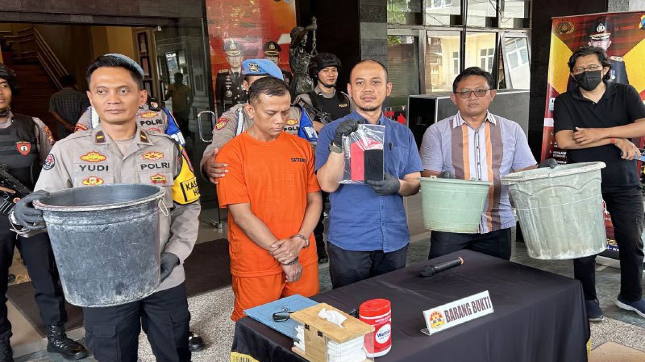 Kasat Reskrim Polresta Malang Kota Kompol Danang Yudanto (ketiga kiri) saat menunjukkan barang bukti terkait kasus pembunuhan disertai mutilasi di Mapolresta Malang Kota, Jawa Timur, Kamis (11/1/2024). ANTARA/Vicki Febrianto.