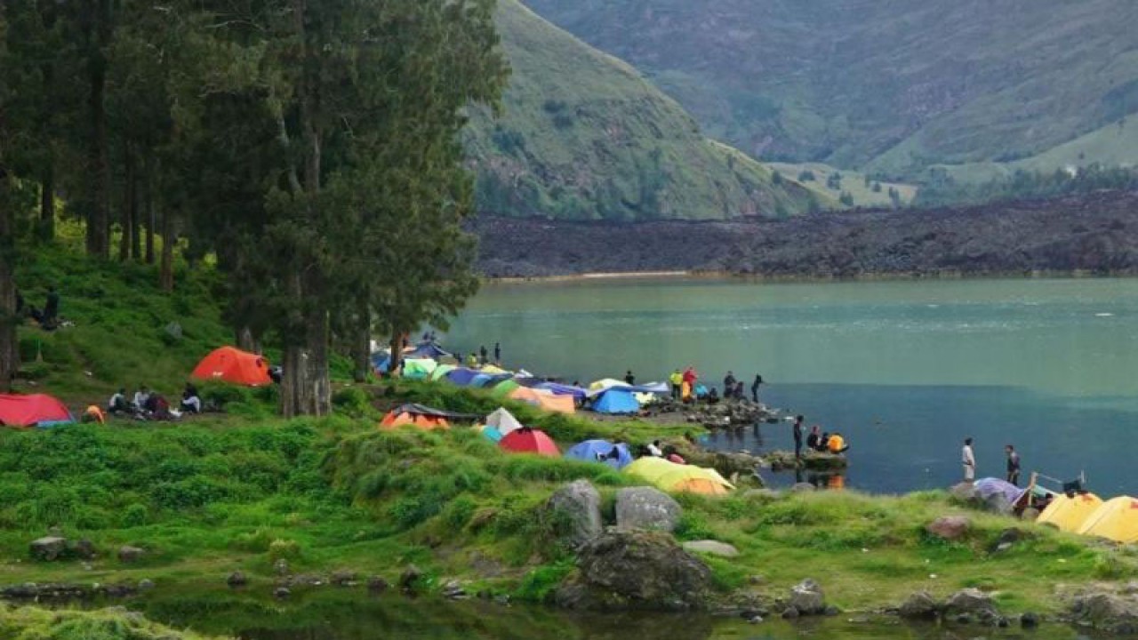 Sejumlah pendaki berkemah di tepi Danau Segara Anak, Gunung Rinjani, Pulau Lombok, Nusa Tenggara Barat (NTB). ANTARA/HO-BTNGR