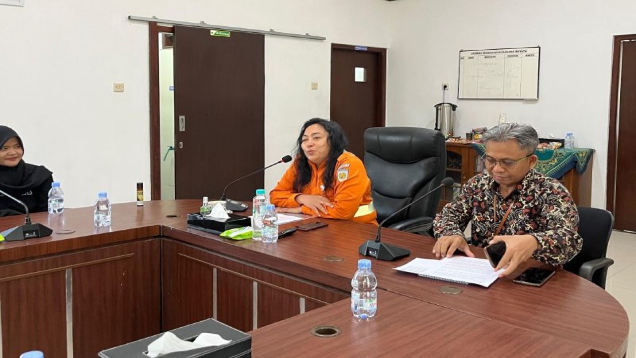 Wakil Kepala Daerah Operasi PT KAI Daop 7 Madiun, Irene Margareth Konstantine memberikan pemaparan hasil evaluasi angkutan Natal 2023 Tahun Baru 2024 di wilayah Daop 7 Madiun, Selasa (9/1/2024) kepada wartawan. ANTARA/HO-Humas Daop 7 Madiun