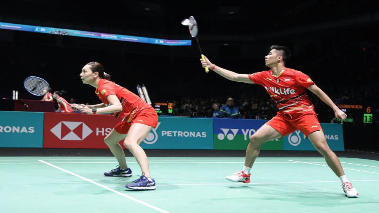 Ganda campuran Indonesia Dejan Ferdianansyah/Gloria Emanuelle Widjaja saat tampil melawan pasangan Korea Selatan Seo Seung Jae/Chae Yu Jung pada babak 16 besar Malaysia Open 2024 di Lapangan 3 Axiata Arena, Kuala Lumpur, Malaysia, Kamis (11/1/2024). (ANTARA/Ho/PBSI)