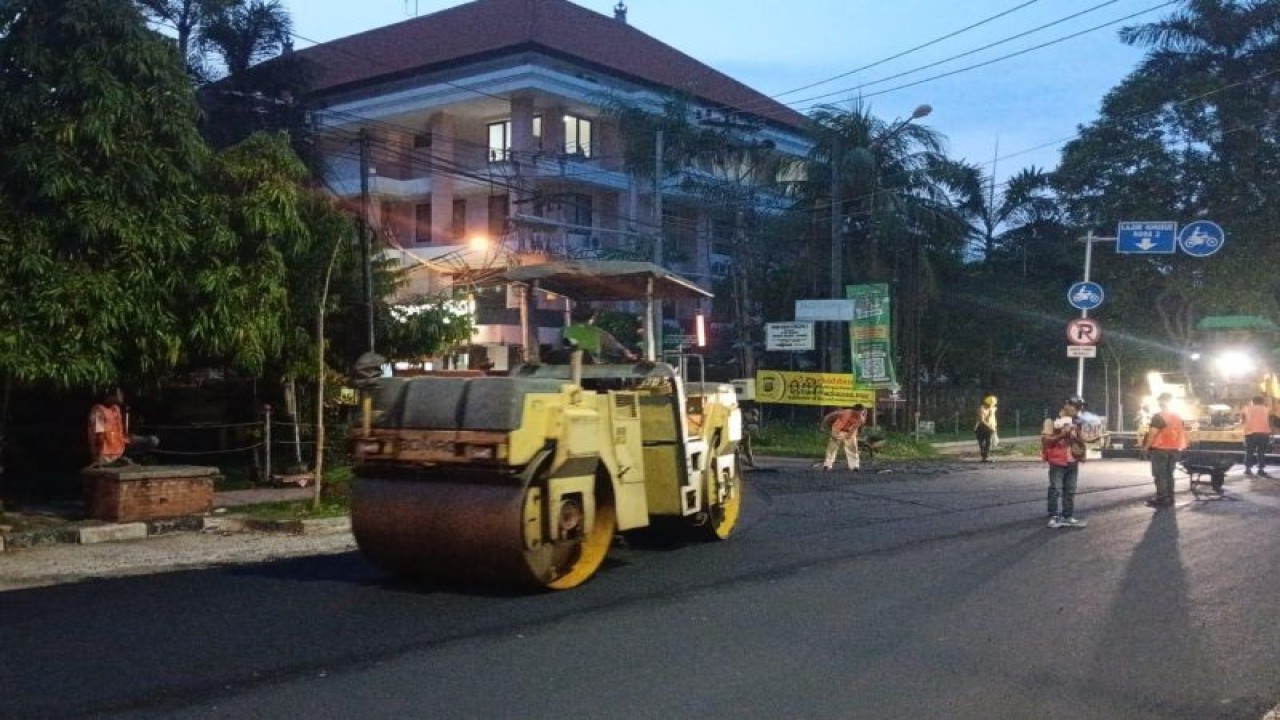 Para pekerja saat mengerjakan proyek perbaikan jalan rusak di salah satu ruas jalan di Denpasar. ANTARA/HO-Pemkot Denpasar.