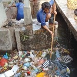 Dinas PUPR Denpasar bersihkan kawasan aliran sungai antisipasi banjir-1704362395