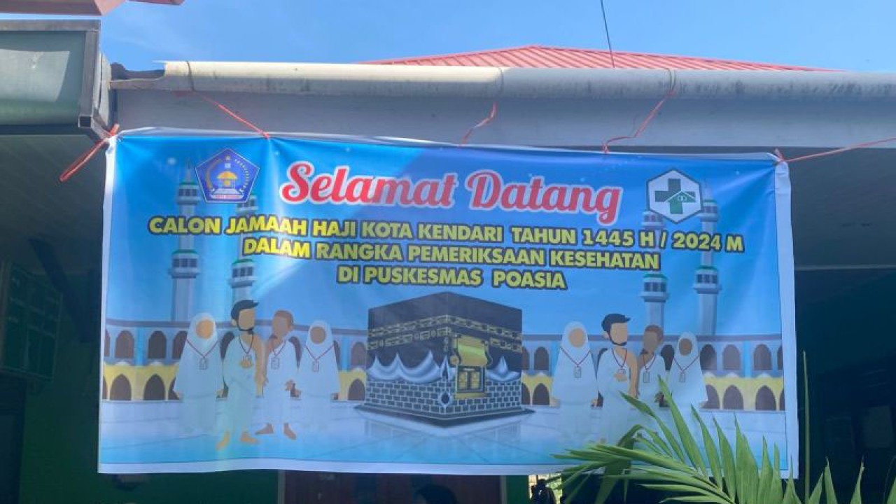 Banner tentang pemeriksaan kesehatan calon haji pada 2024 di Kota Kendari. (ANTARA/Andry Denisah)