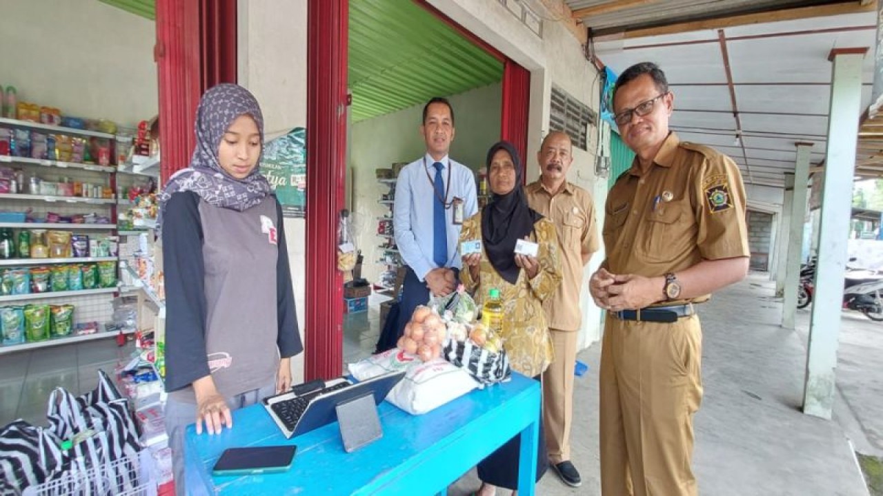 Kepala Dinsos P3A Kulon Progo melakukan monitoring penyaluran bantuan sosial jaminan sosial lanjut usia. (ANTARA/HO-Dokumen Dinsos Kulon Progo)